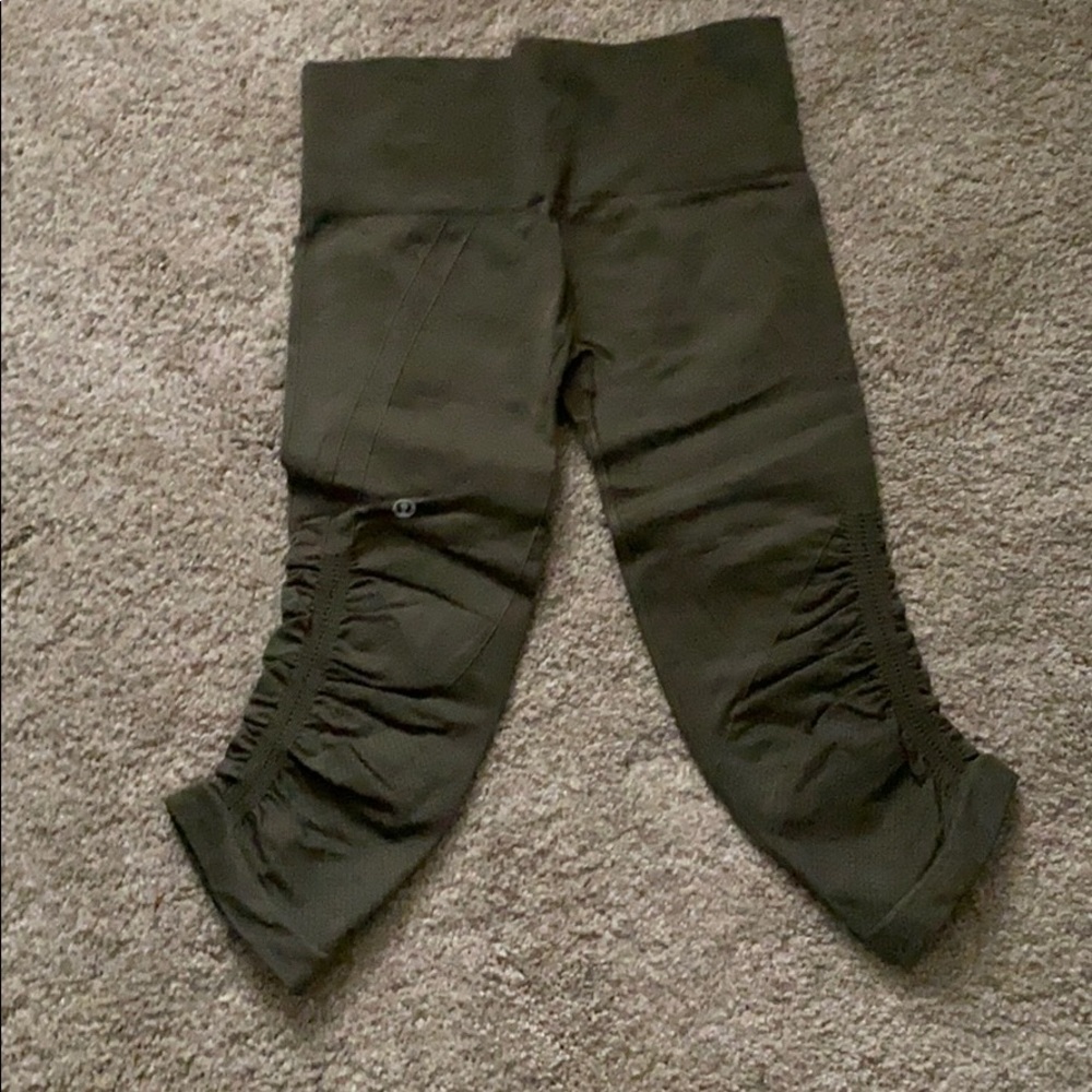 Lululemon in the flow crops